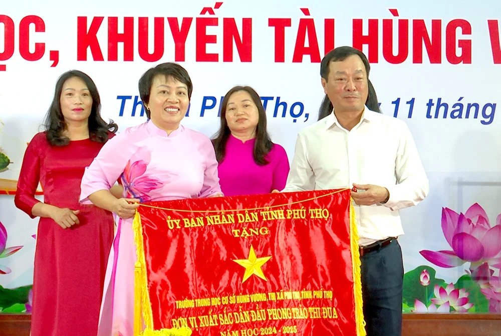 Chủ tịch UBND tỉnh dự tổng kết và trao thưởng của ngành Giáo dục thị xã Phú Thọ