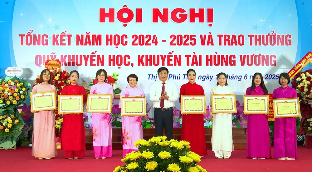 Chủ tịch UBND tỉnh dự tổng kết và trao thưởng của ngành Giáo dục thị xã Phú Thọ