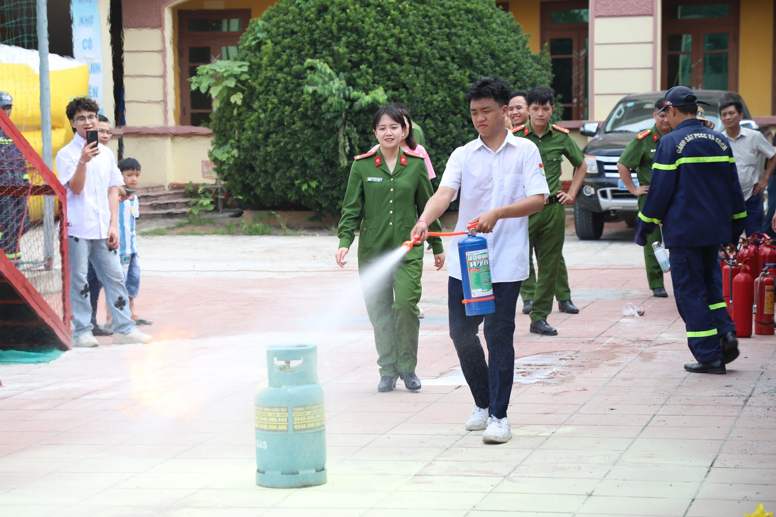 Một ngày trải nghiệm tại Trung tâm giáo dục cộng đồng về phòng cháy chữa cháy và cứu nạn cứu hộ