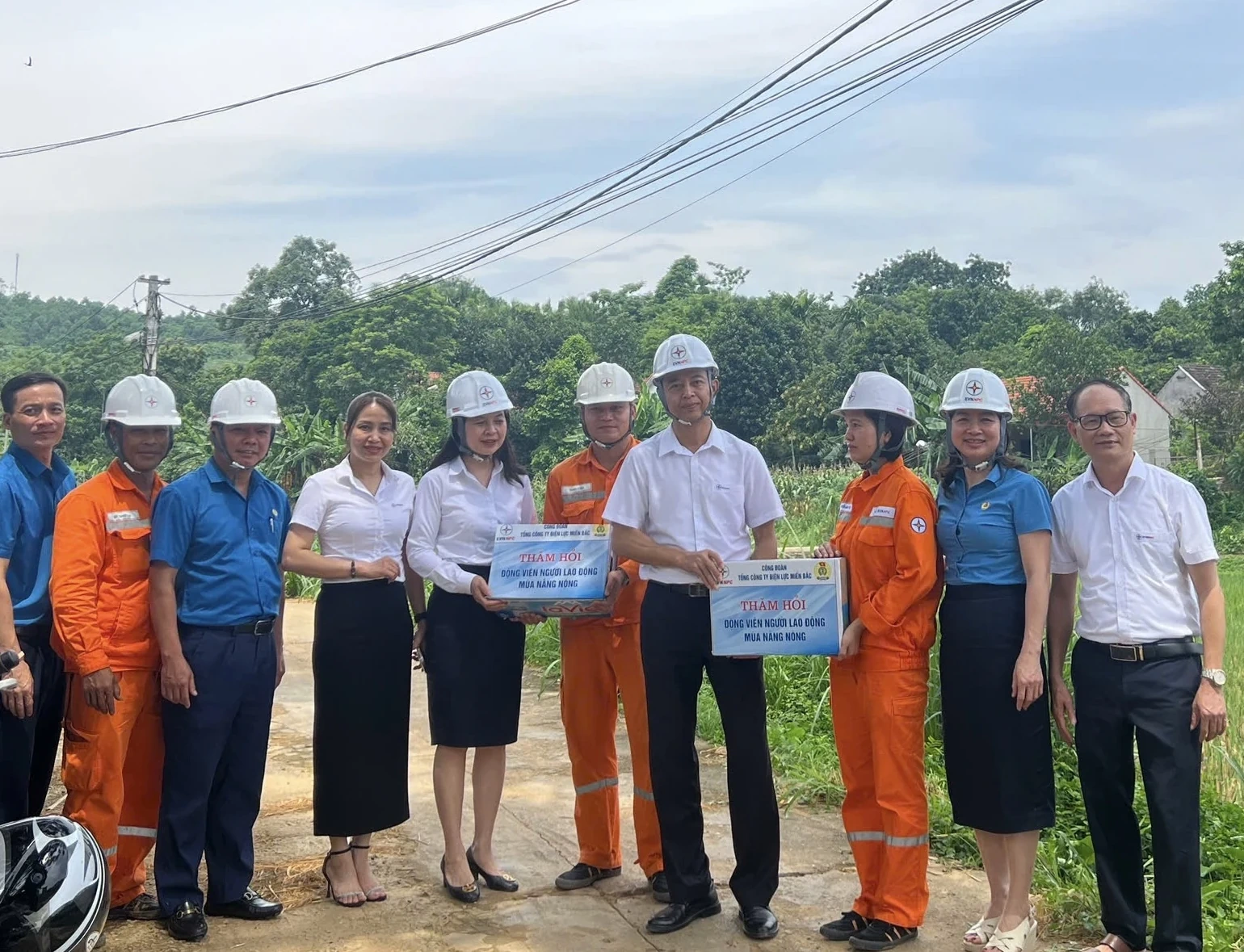 Công đoàn Tổng Công ty Điện lực miền Bắc thăm hỏi, tặng quà cán bộ công nhân viên Điện lực Thanh Thủy