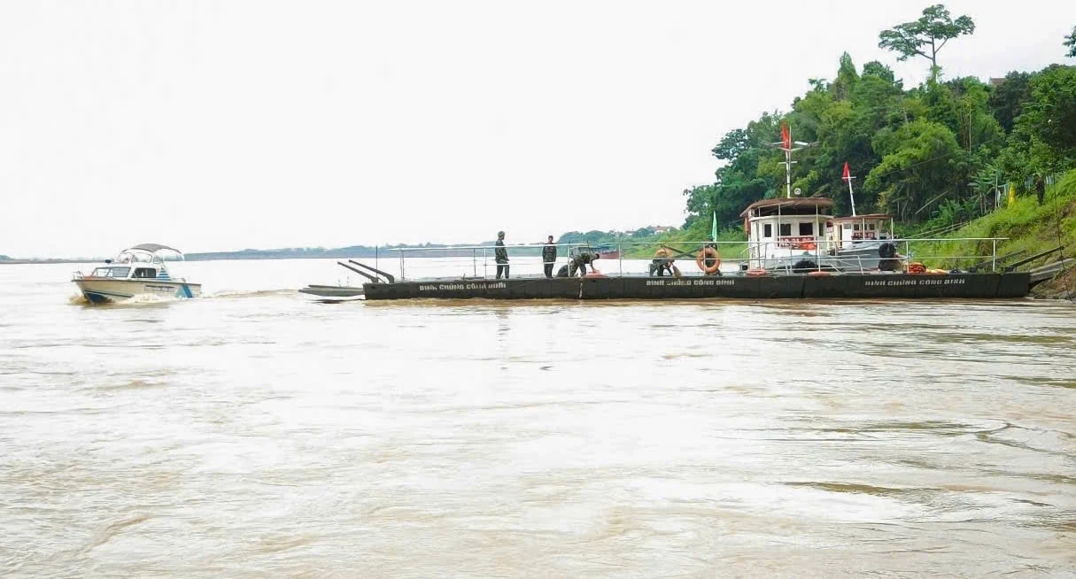 Binh chủng Công binh thử phà không tải tại khu vực cầu phao Phong Châu