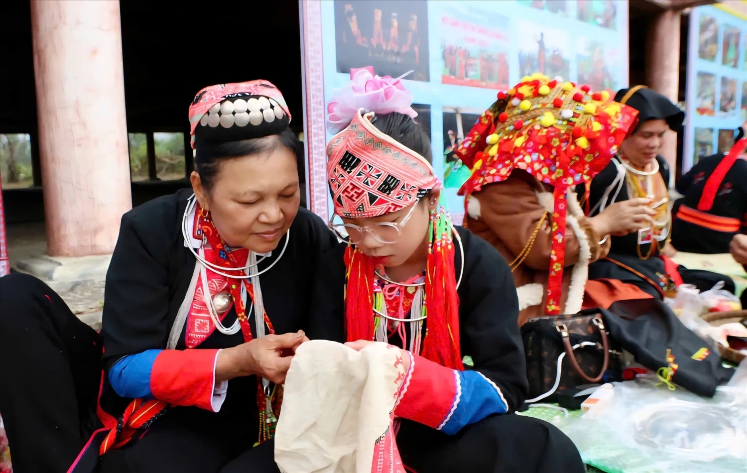 Thổ cẩm kể chuyện bản làng