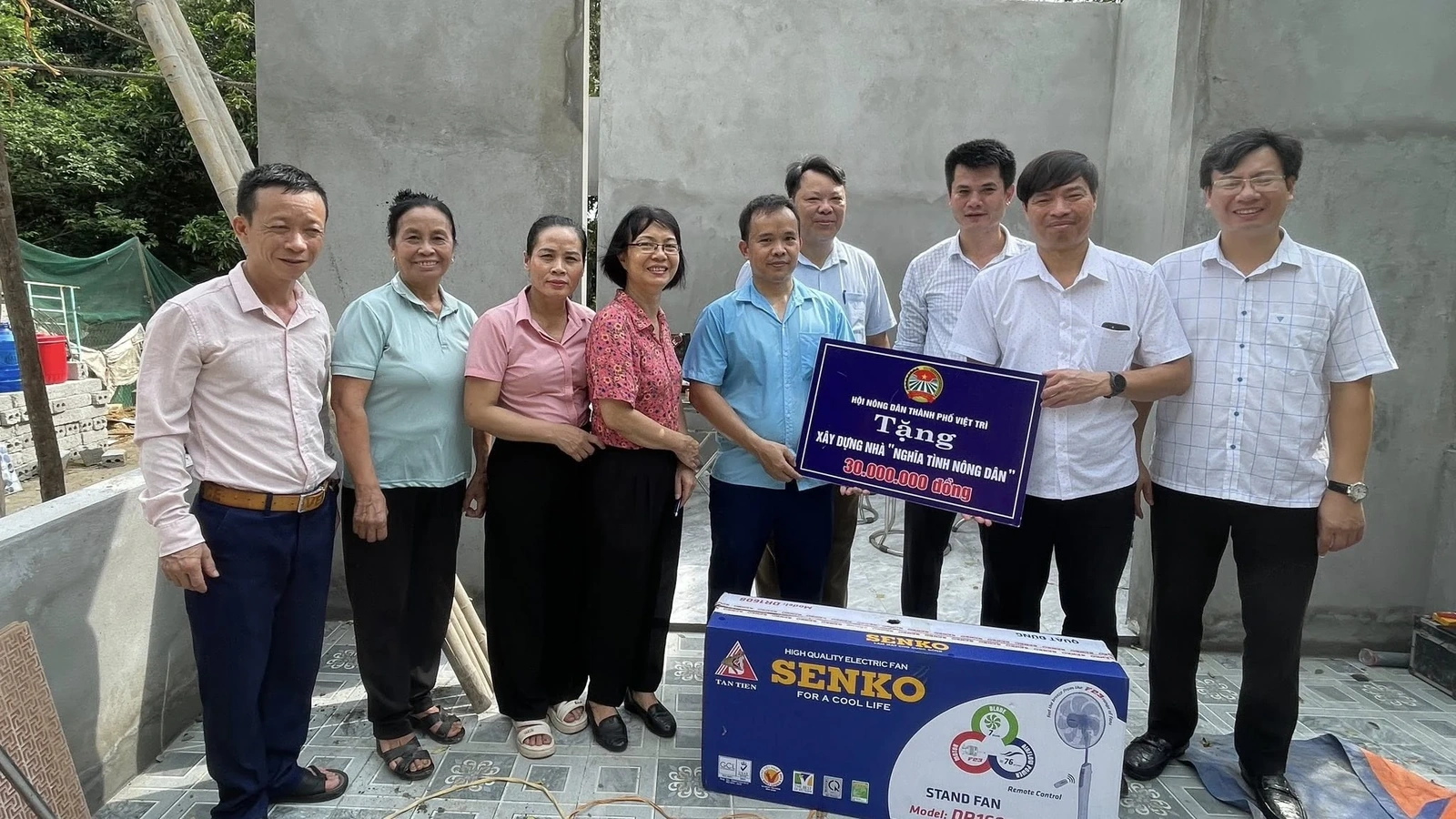 Trao nhà nghĩa tình nông dân