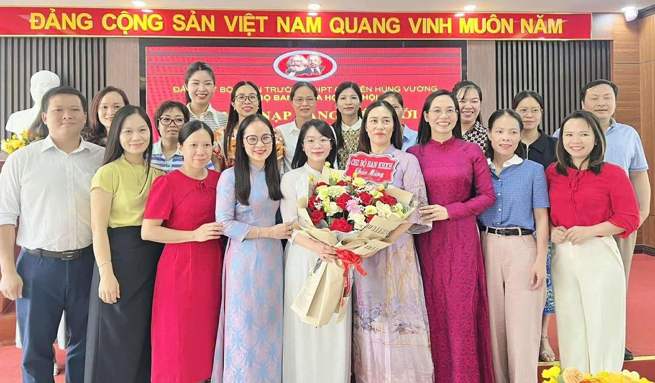 8 học sinh Trường THPT Chuyên Hùng Vương được kết nạp Đảng