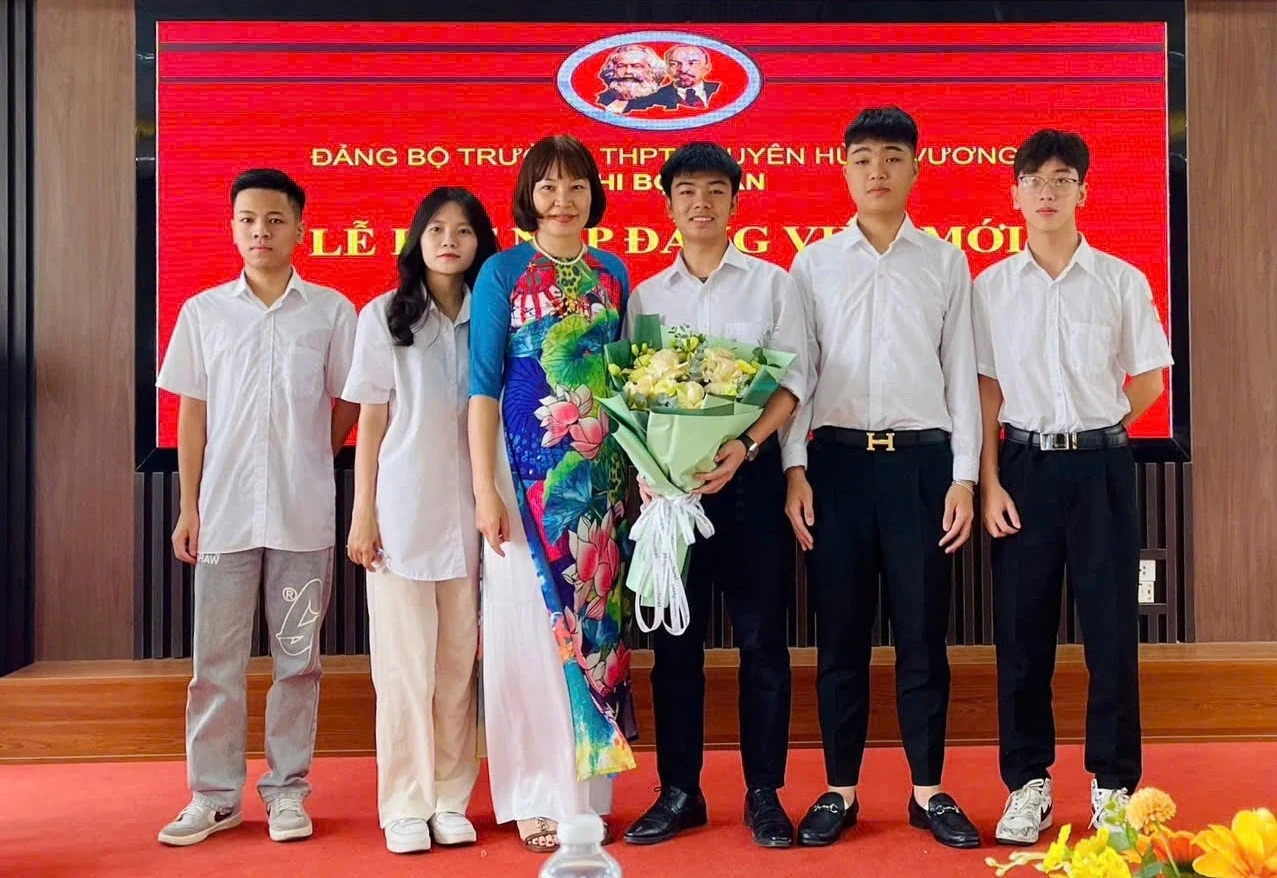 8 học sinh Trường THPT Chuyên Hùng Vương được kết nạp Đảng