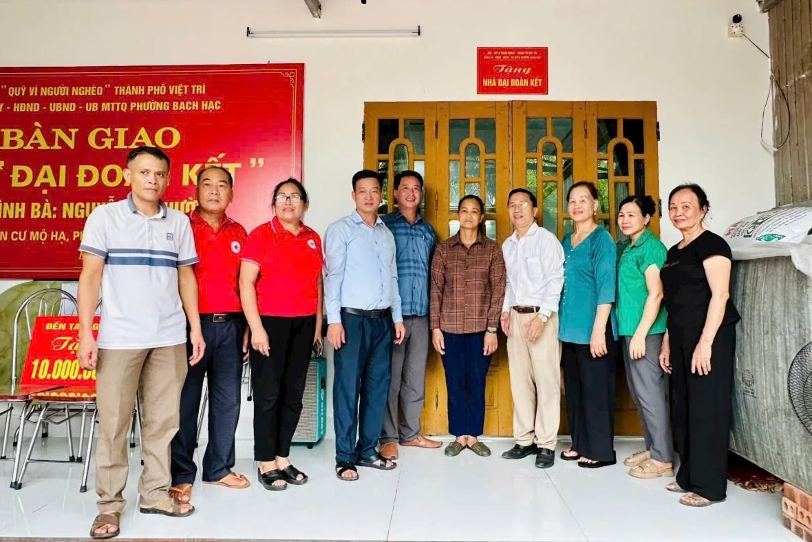 Bàn giao nhà đại đoàn kết