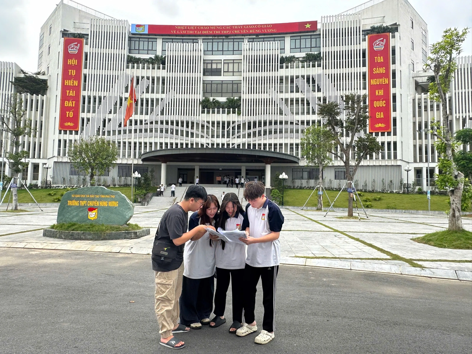 Tiếp nhận học sinh xin chuyển trường do bố, mẹ chuyển công tác