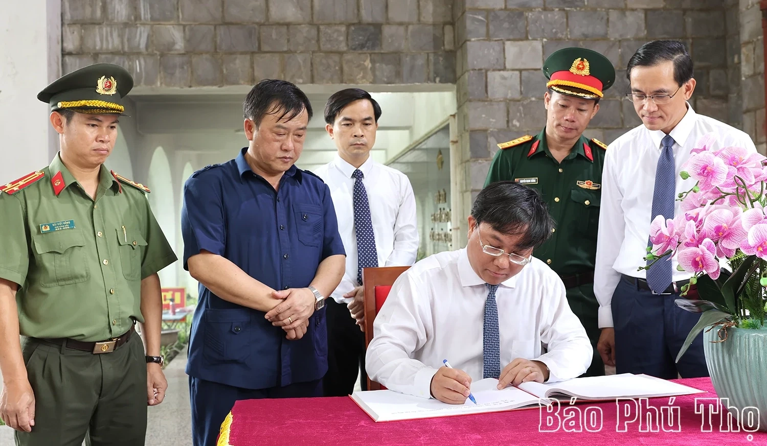 Chủ tịch UBND tỉnh Trần Duy Đông dâng hương tưởng niệm các anh hùng, liệt sĩ tại Điện Biên