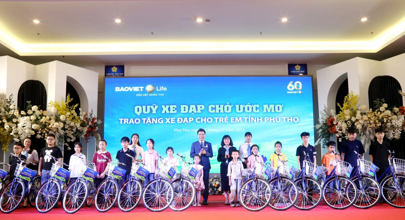 Bảo Việt Nhân thọ Phú Thọ ra mắt 2 sản phẩm mới và trao xe đạp cho các em học sinh hiếu học