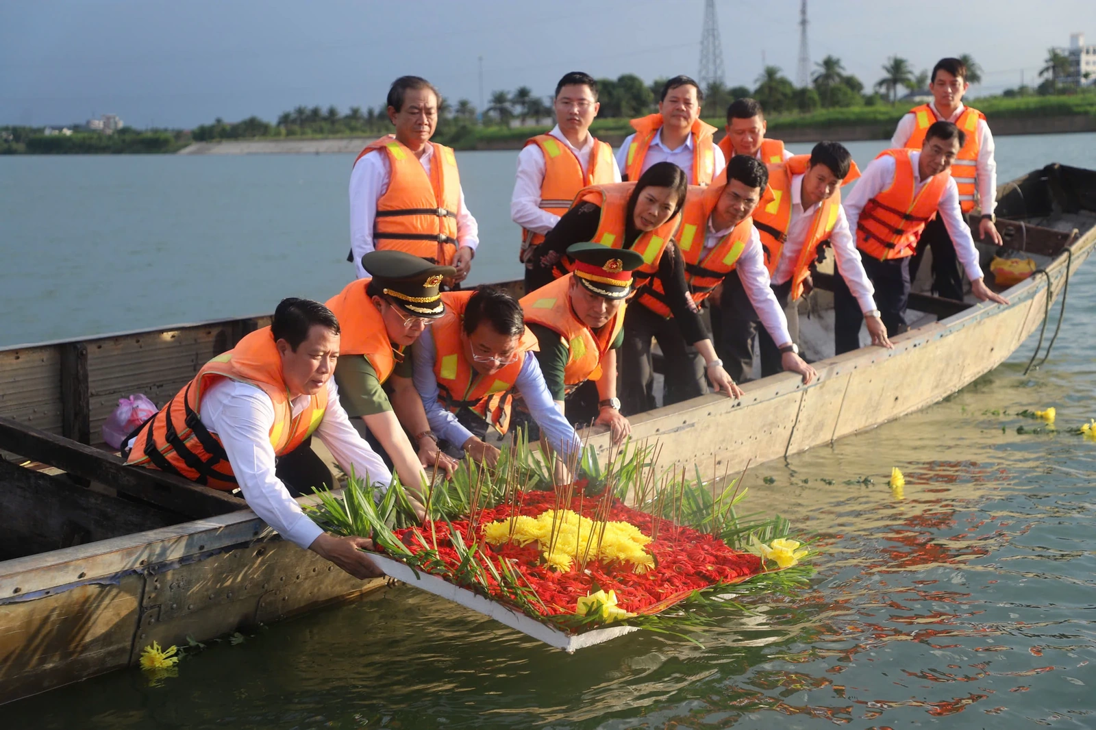 Bí thư Tỉnh ủy Đặng Xuân Phong cùng đoàn đại biểu tỉnh tri ân các Anh hùng liệt sĩ tại Hà Tĩnh, Quảng Trị