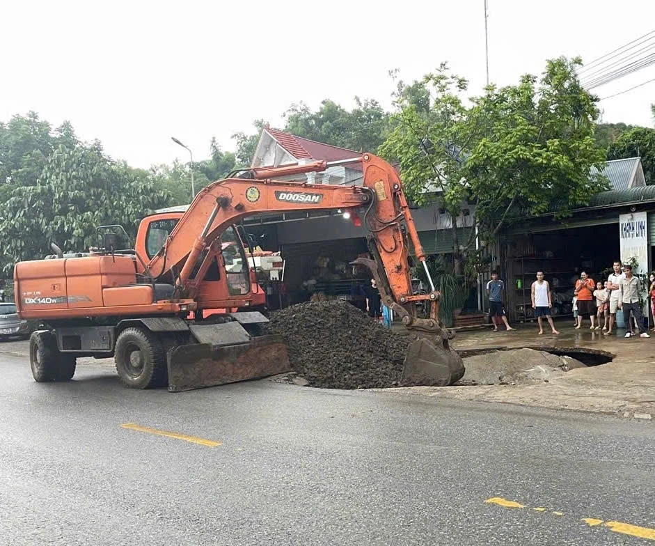 Sự cố hố sụt lún ven quốc lộ 12B ở xã Thượng Cốc đã được khắc phục