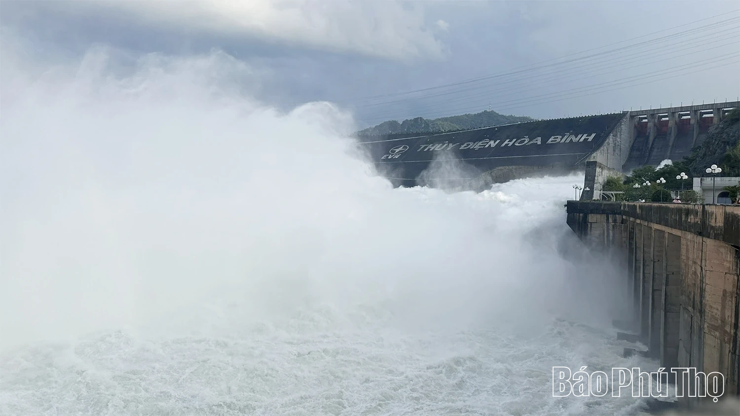 Đóng 2 cửa xả đáy thủy điện Hòa Bình