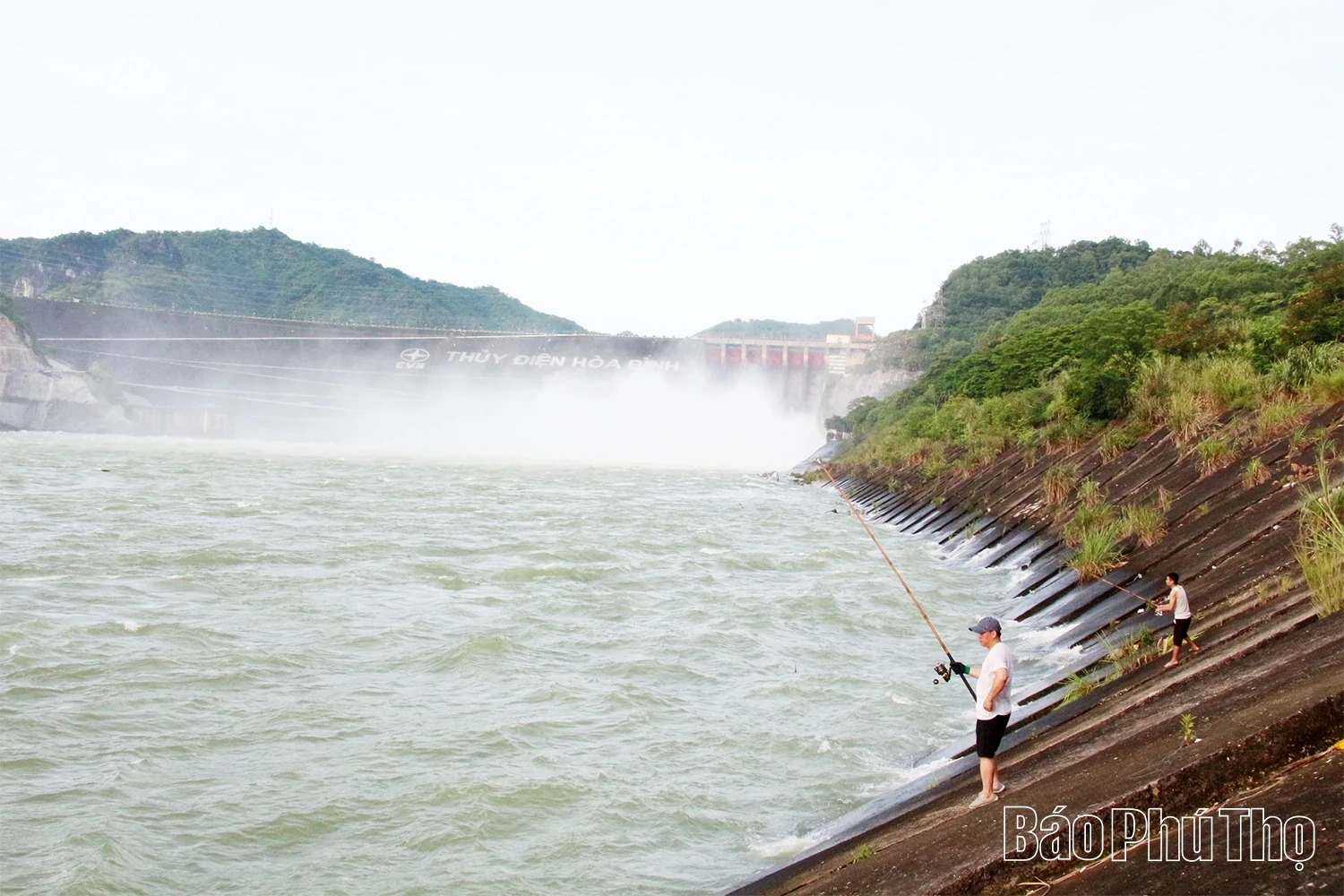 Săn “ngựa nước” giữa dòng Đà Giang cuộn sóng