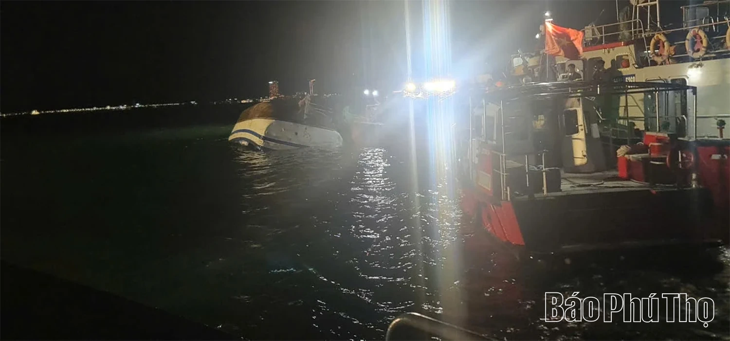 Lật tàu du lịch tại Quảng Ninh, đến 19h30 đã cứu sống 10 người