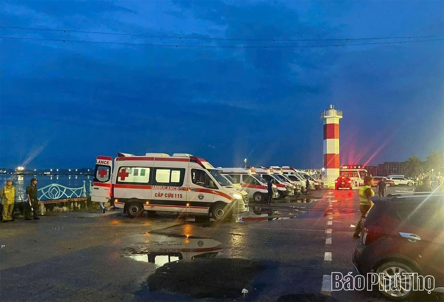 Lật tàu du lịch tại Quảng Ninh, đến 19h30 đã cứu sống 10 người