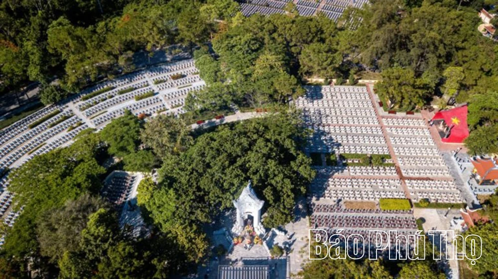 Tháng Bảy ở Nghĩa trang Liệt sĩ Quốc gia Trường Sơn