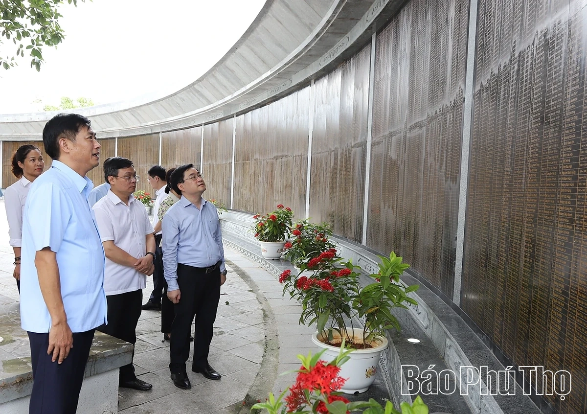 Đoàn công tác của Ban Nội chính Trung ương dâng hương tưởng niệm các Anh hùng Liệt sĩ