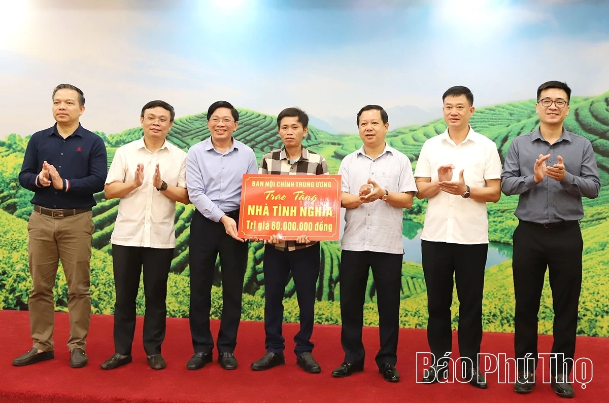 Đoàn công tác của Ban Nội chính Trung ương dâng hương tưởng niệm các Anh hùng Liệt sĩ