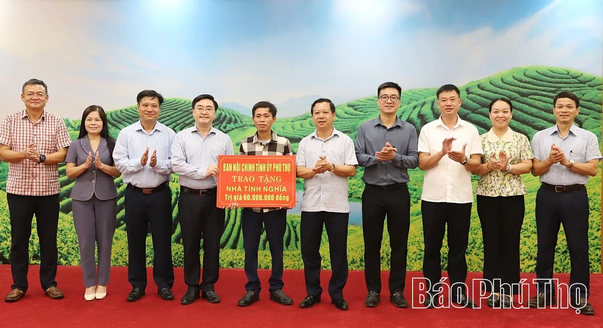 Đoàn công tác của Ban Nội chính Trung ương dâng hương tưởng niệm các Anh hùng Liệt sĩ