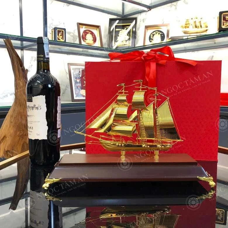 Mô hình thuyền buồm mạ vàng - Món quà phong thủy ý nghĩa tặng sếp, đối tác