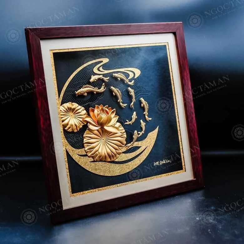 Tranh hoa sen mạ vàng – Món quà phong thủy tặng sếp tinh xảo và thanh tao