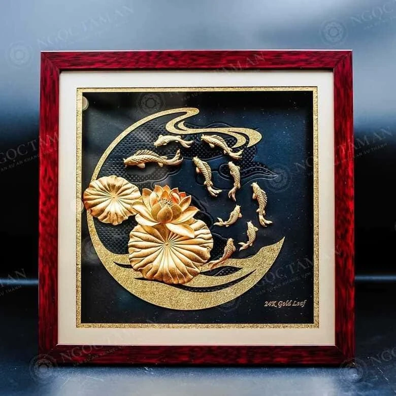 Tranh hoa sen mạ vàng – Món quà phong thủy tặng sếp tinh xảo và thanh tao