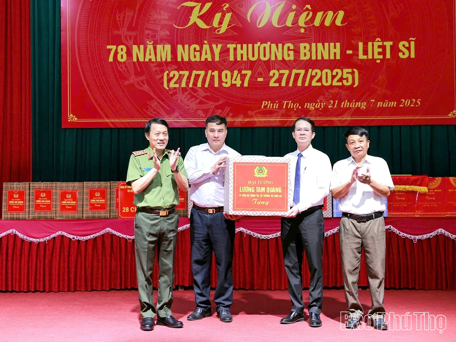 Bộ trưởng Bộ Công an Lương Tam Quang thăm, tặng quà tại Trung tâm điều dưỡng người có công tỉnh