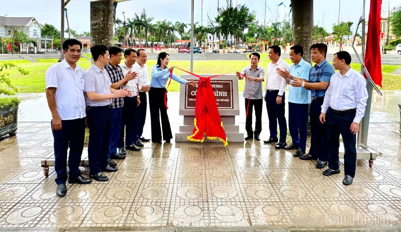 Gắn biển công trình Sân vận động chào mừng Đại hội Đảng các cấp