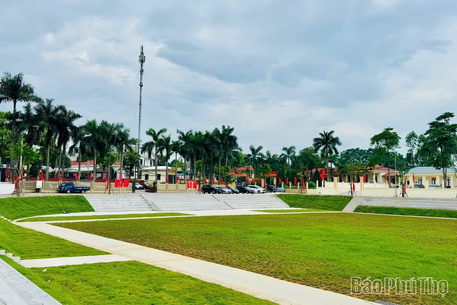 Gắn biển công trình Sân vận động chào mừng Đại hội Đảng các cấp