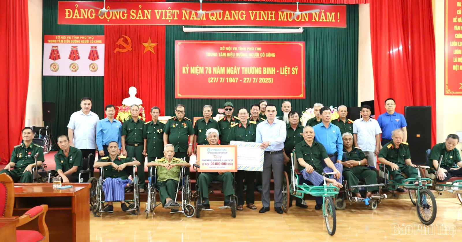 Thăm hỏi và tặng quà Trung tâm điều dưỡng người có công