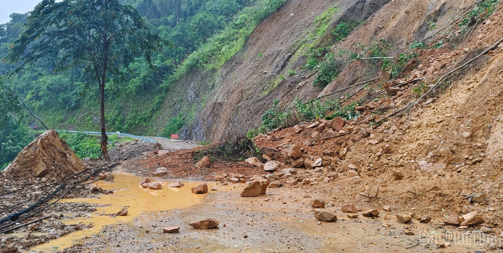 Sau bão là nỗi lo sạt lở đất