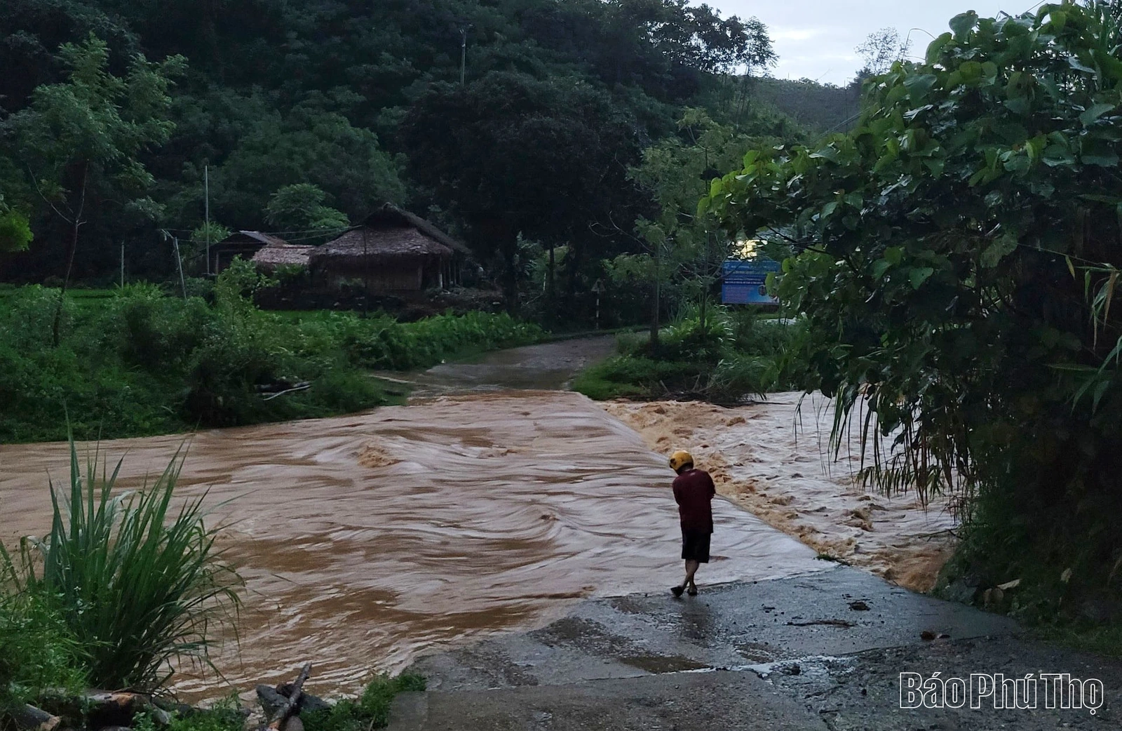 Sau bão là nỗi lo sạt lở đất