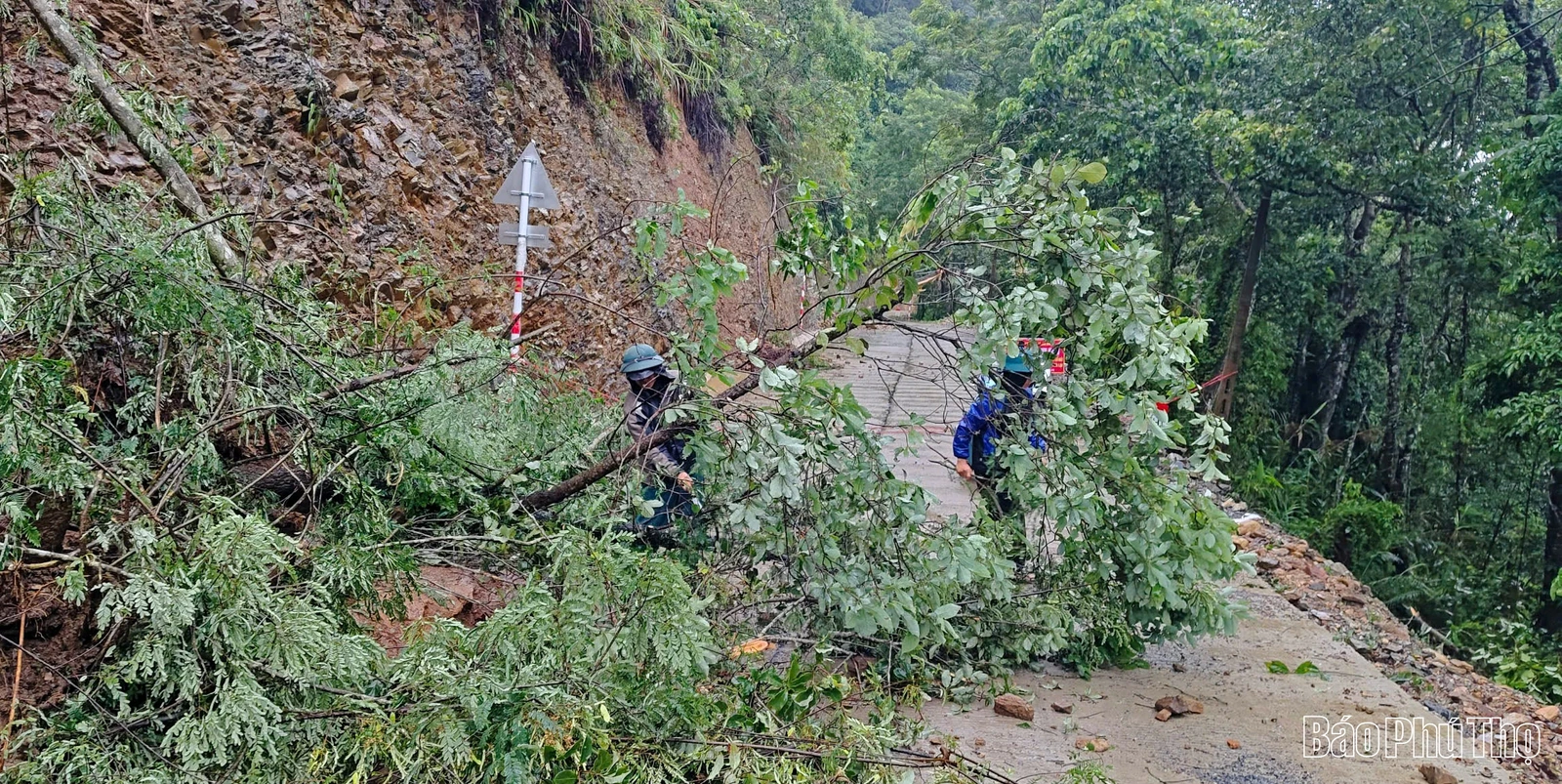 Sau bão là nỗi lo sạt lở đất