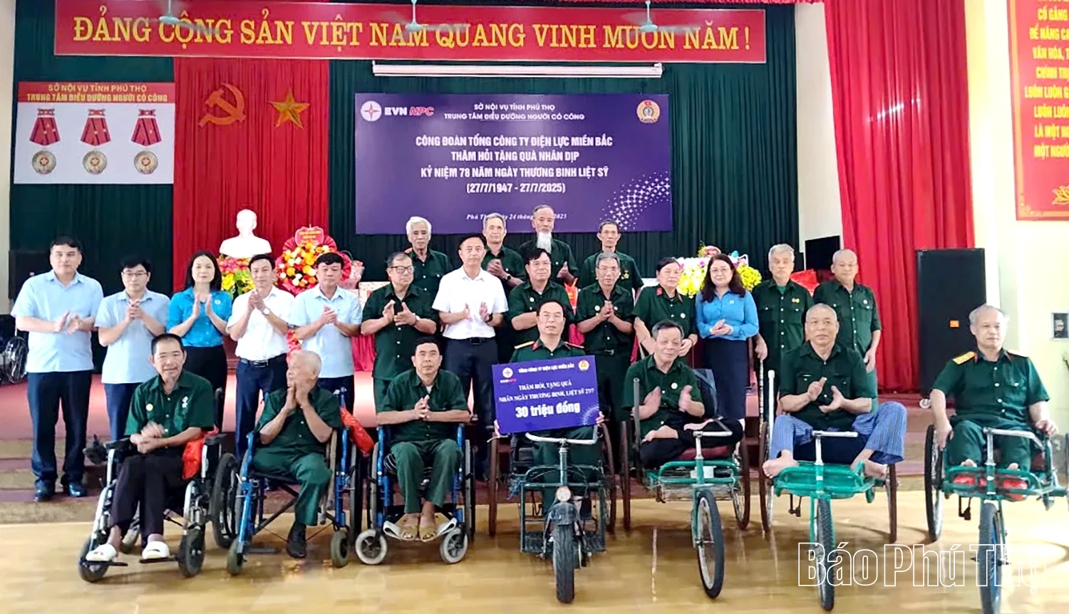 Công ty Điện lực Phú Thọ thăm, tặng quà Mẹ Việt Nam anh hùng và gia đình người có công