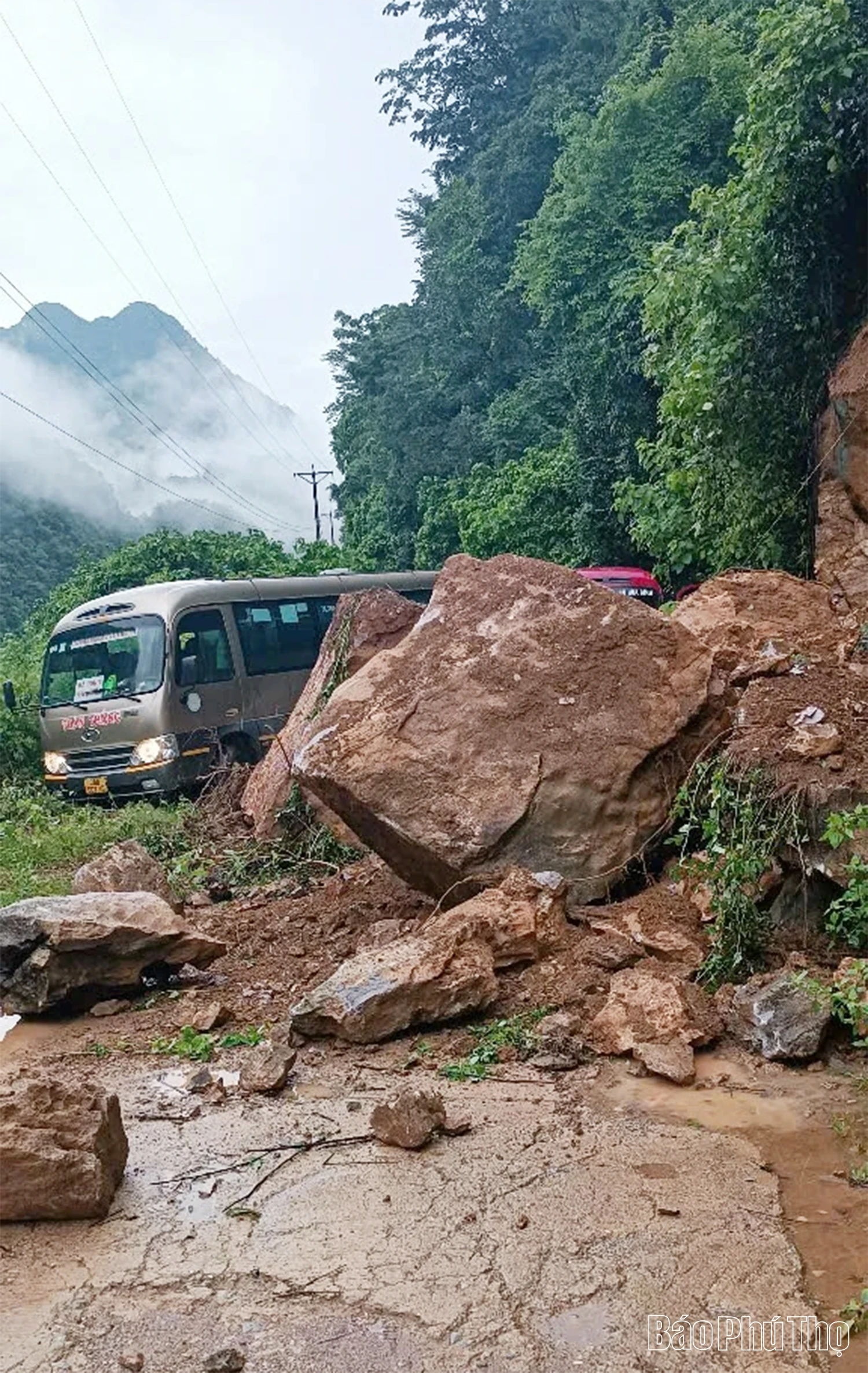 Khẩn trương xử lý các điểm trượt sạt trên tuyến đường 433 đi các xã vùng cao