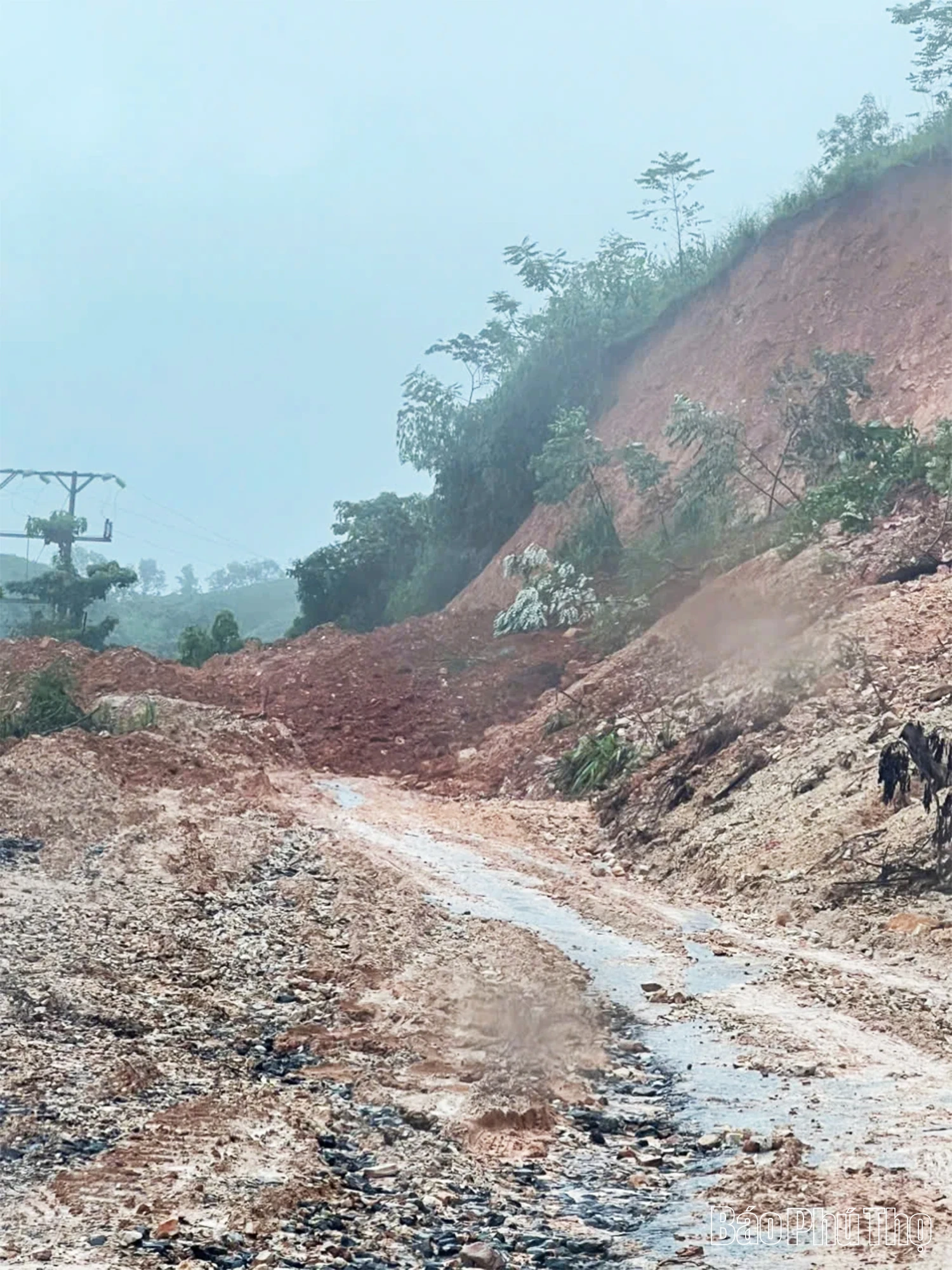 Khẩn trương xử lý các điểm trượt sạt trên tuyến đường 433 đi các xã vùng cao