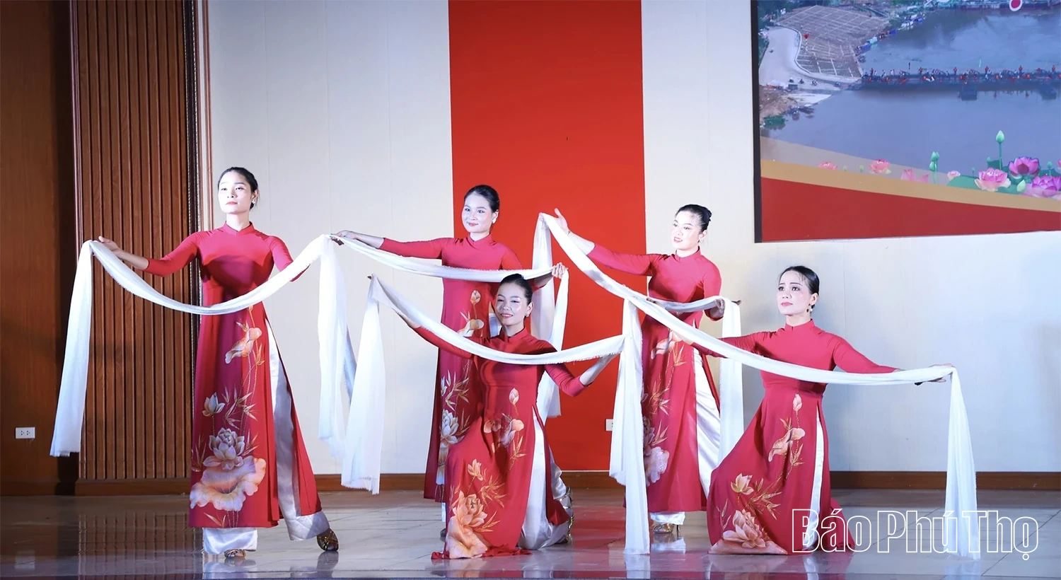 Chương trình nghệ thuật “Nhịp cầu nối những bờ vui”