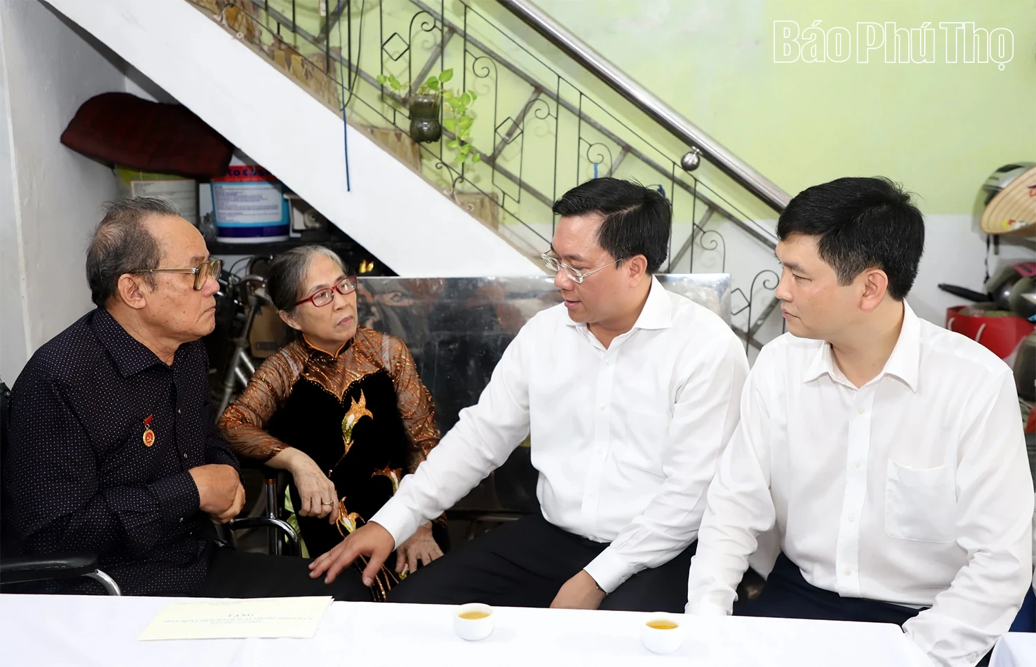 Chủ tịch UBND tỉnh Trần Duy Đông thăm, tặng quà các gia đình chính sách tại phường Vĩnh Yên