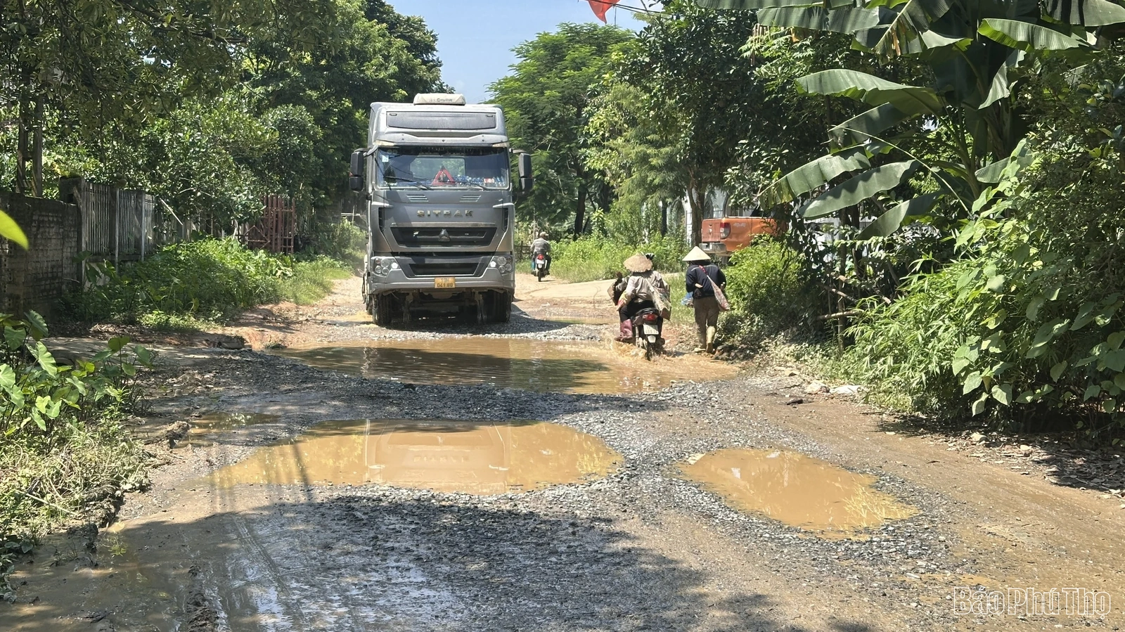 Tuyến đường liên xã Văn Miếu - Khả Cửu xuống cấp nghiêm trọng