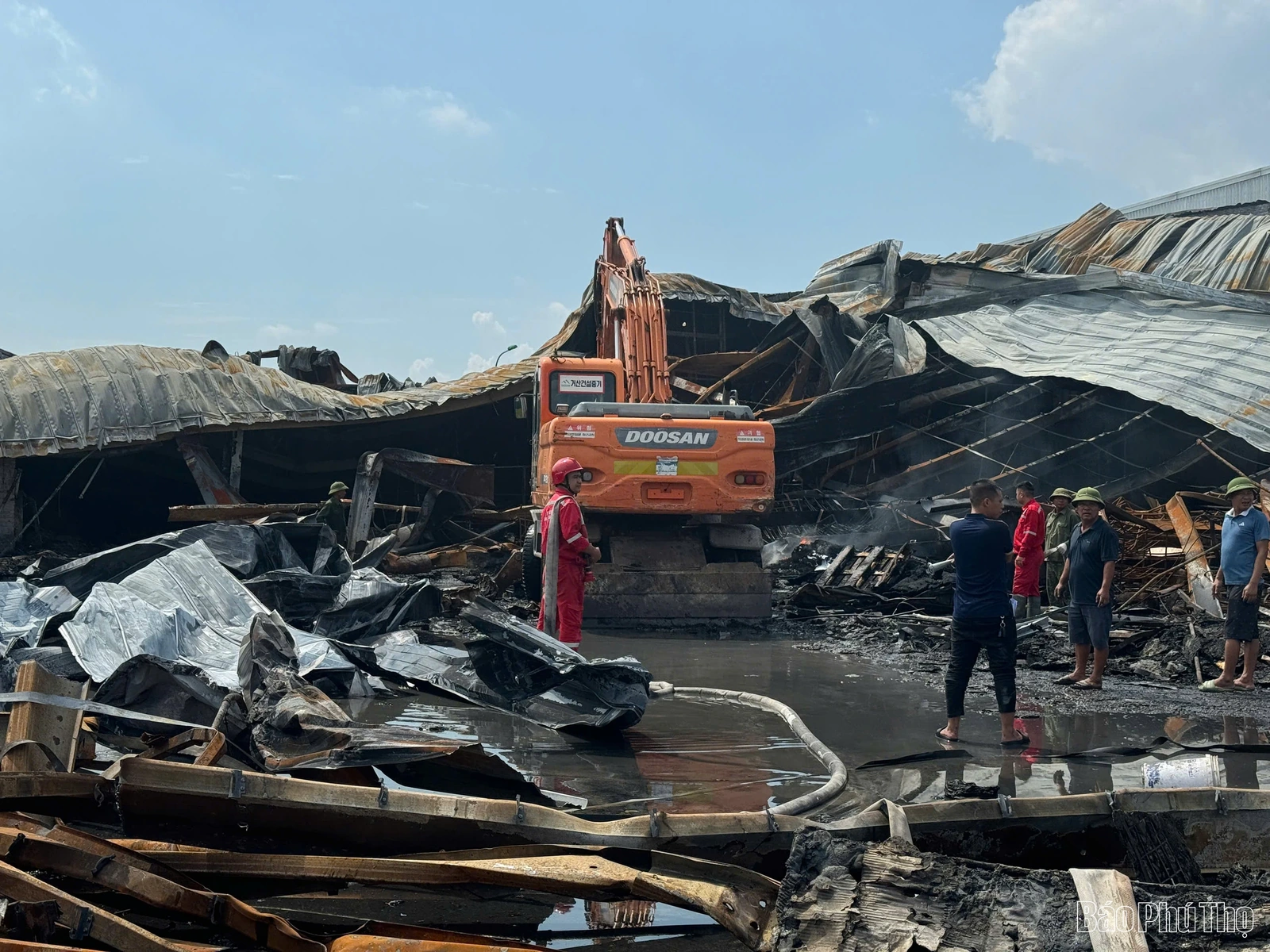 Kịp thời khống chế vụ cháy tại Công ty TNHH Thiết bị và Sản phẩm An toàn Việt Nam