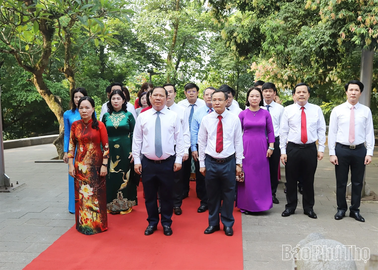 Đảng uỷ các cơ quan Đảng tỉnh dâng hương tri ân công đức các Vua Hùng và các Anh hùng liệt sĩ