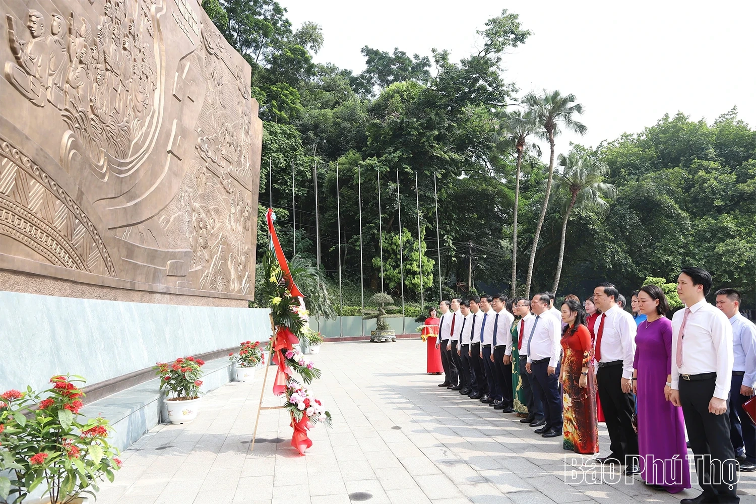 Đảng uỷ các cơ quan Đảng tỉnh dâng hương tri ân công đức các Vua Hùng và các Anh hùng liệt sĩ