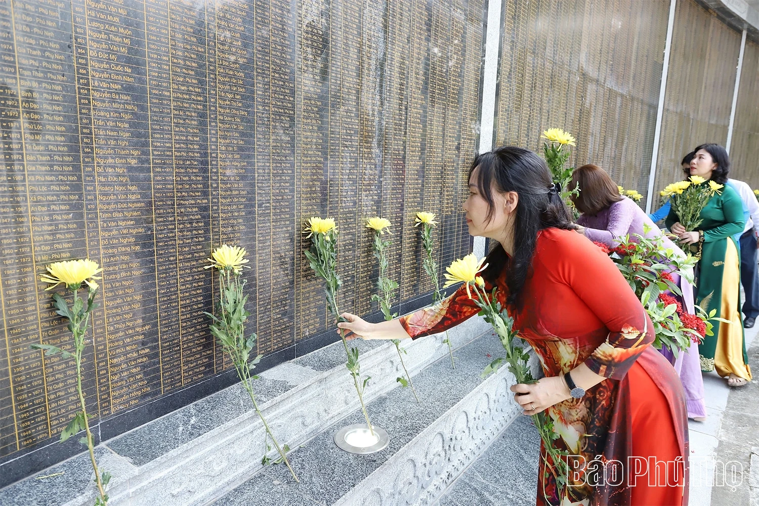 Đảng uỷ các cơ quan Đảng tỉnh dâng hương tri ân công đức các Vua Hùng và các Anh hùng liệt sĩ