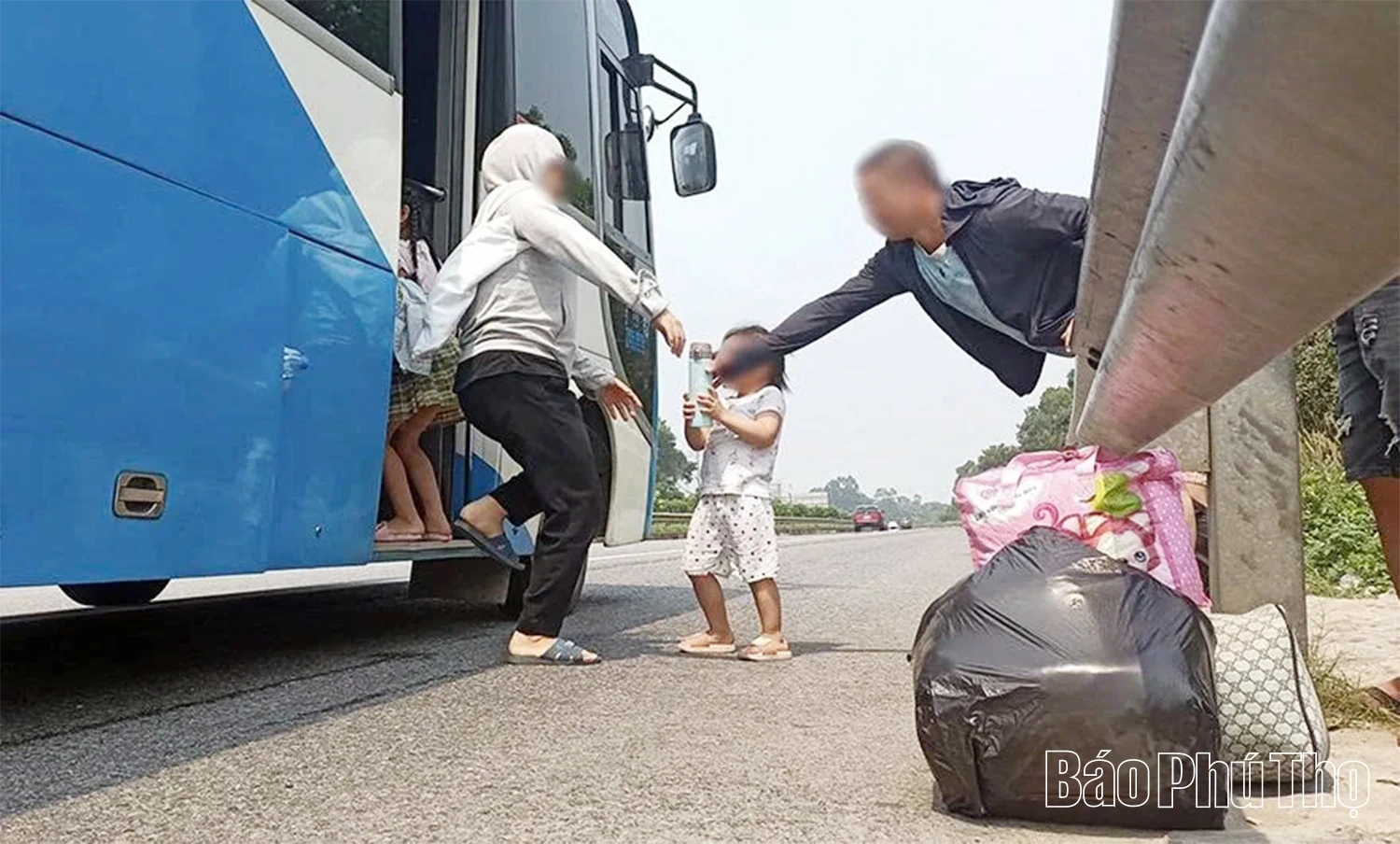 Hiểm họa khôn lường từ những “bến xe” tự phát trên đường cao tốc