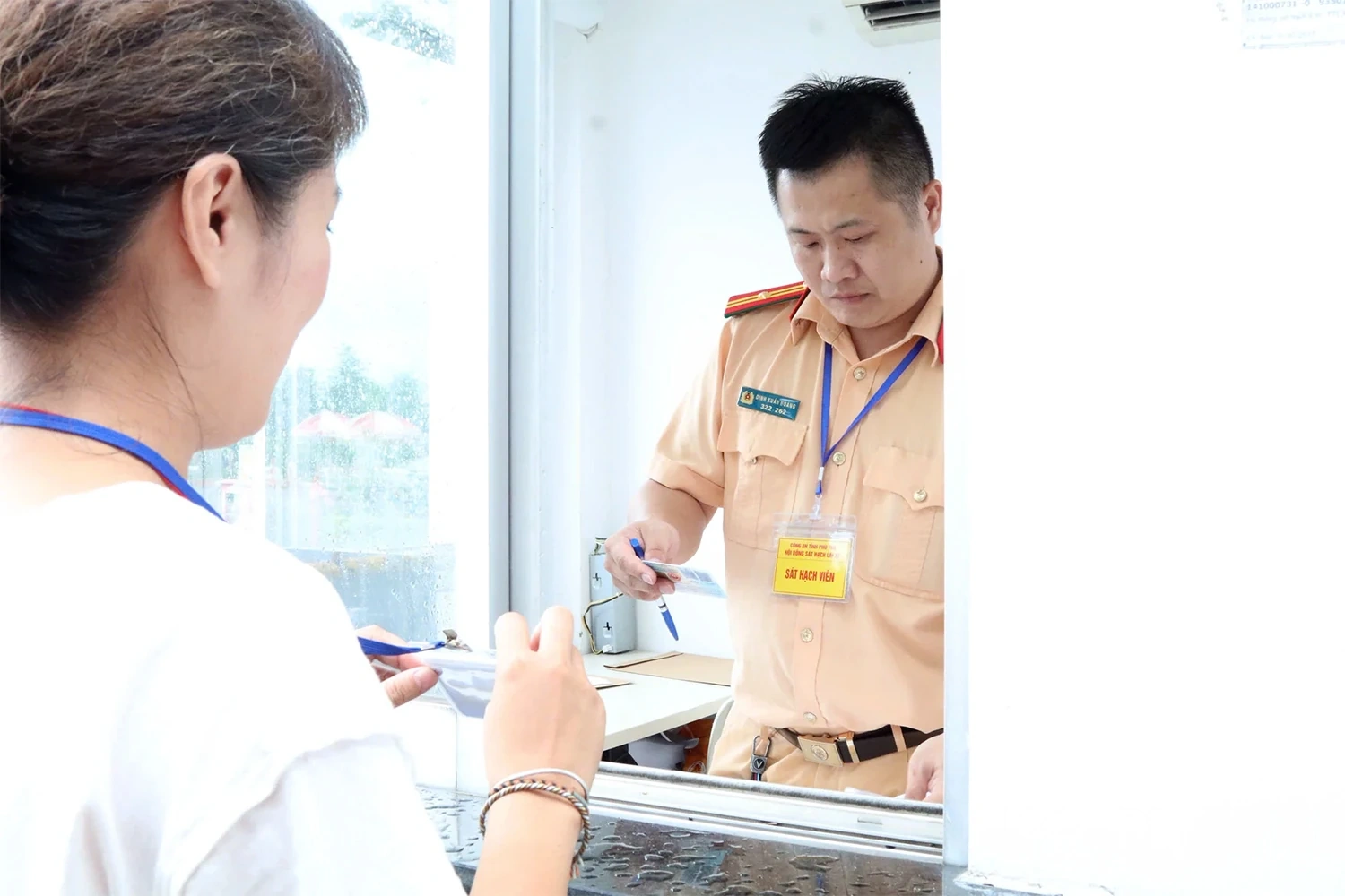 Nỗ lực hoàn thành sát hạch cấp giấy phép lái xe cho người dân