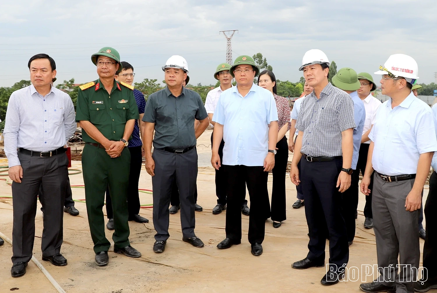 Chủ tịch UBND tỉnh Trần Duy Đông kiểm tra tiến độ thi công cầu Phong Châu