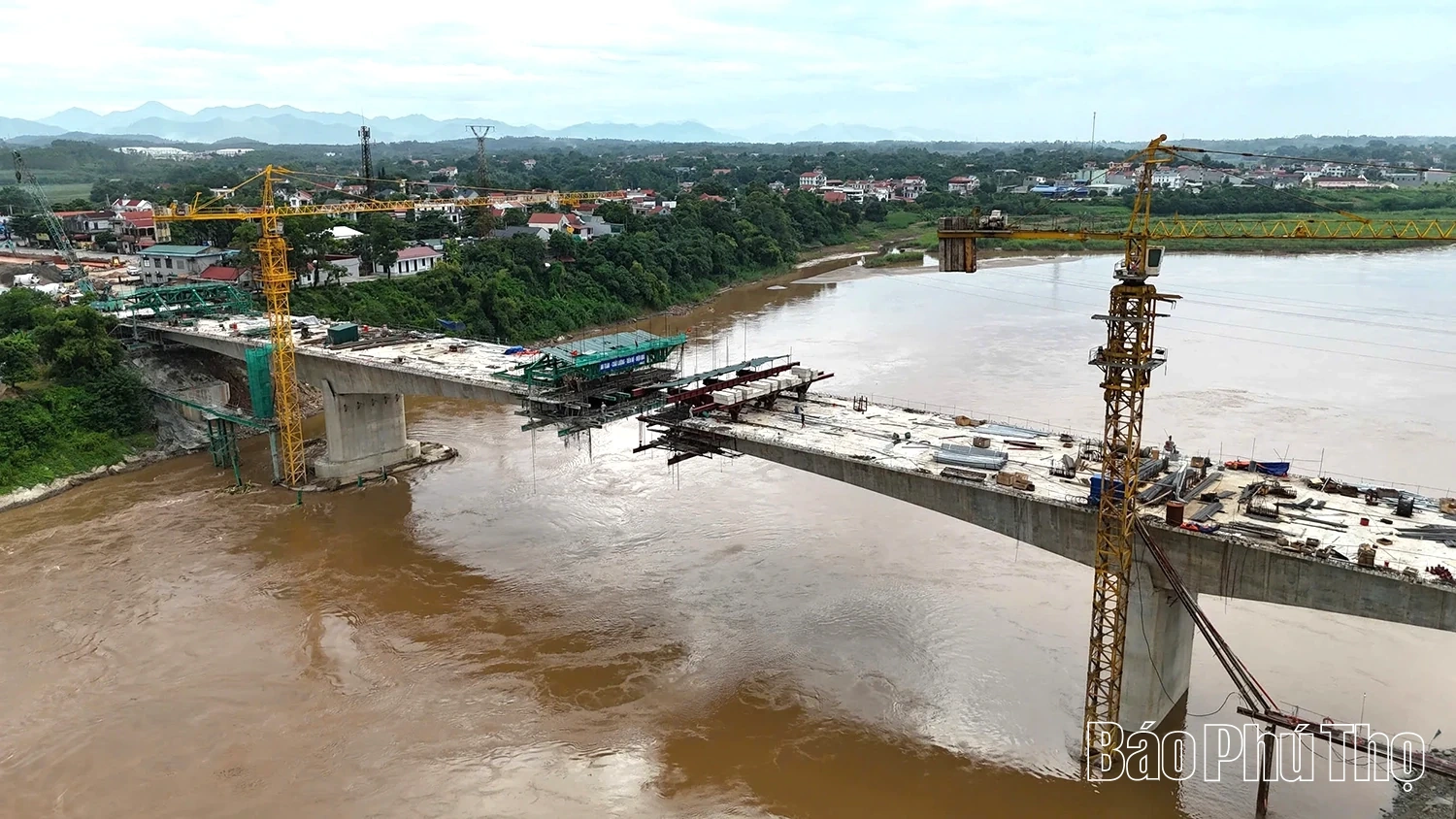 Chủ tịch UBND tỉnh Trần Duy Đông kiểm tra tiến độ thi công cầu Phong Châu