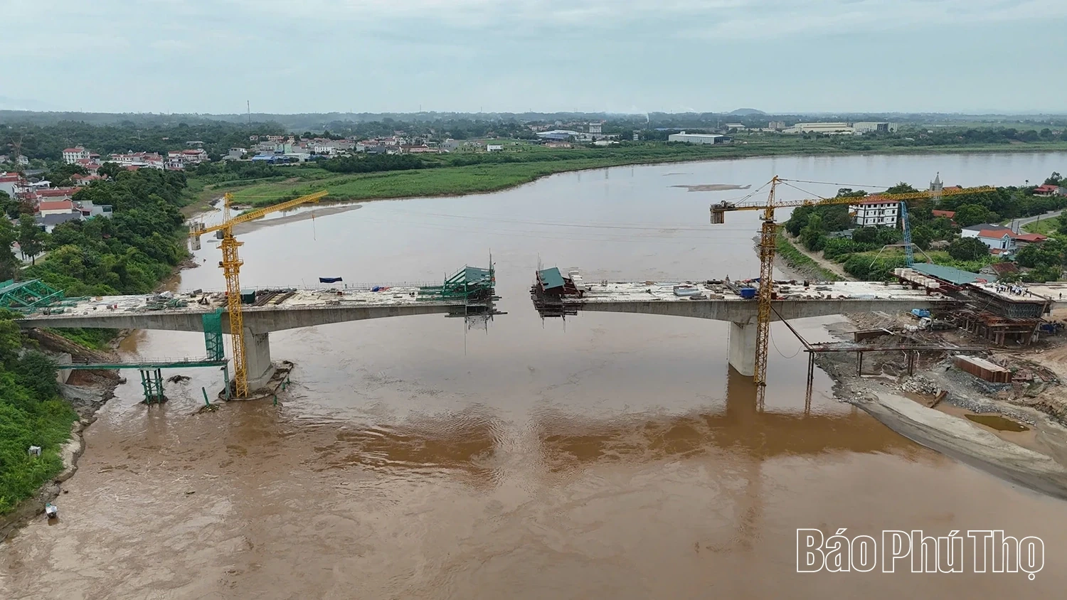 Chủ tịch UBND tỉnh Trần Duy Đông kiểm tra tiến độ thi công cầu Phong Châu