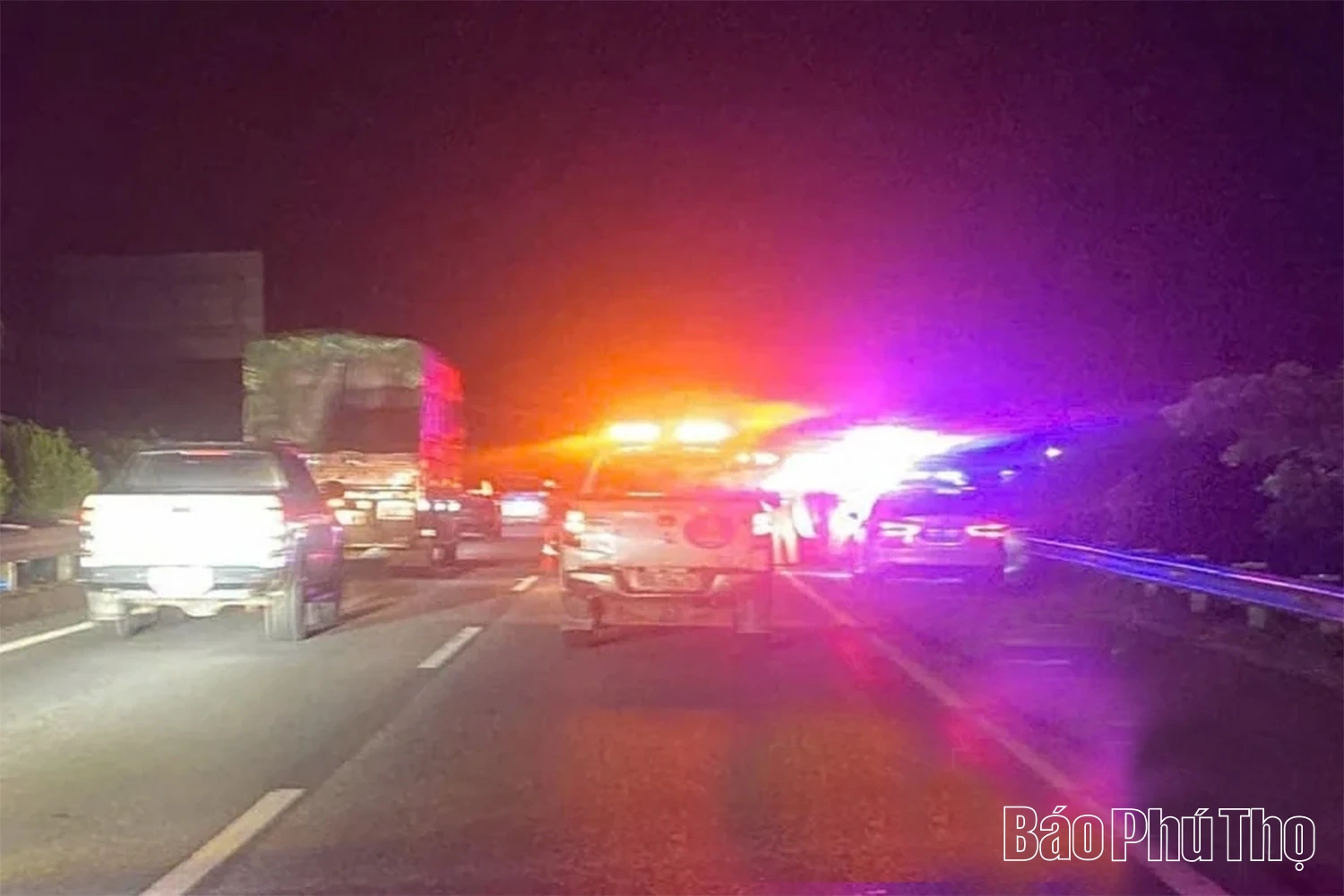 Một người đàn ông tử vong khi băng qua đường cao tốc bắt xe