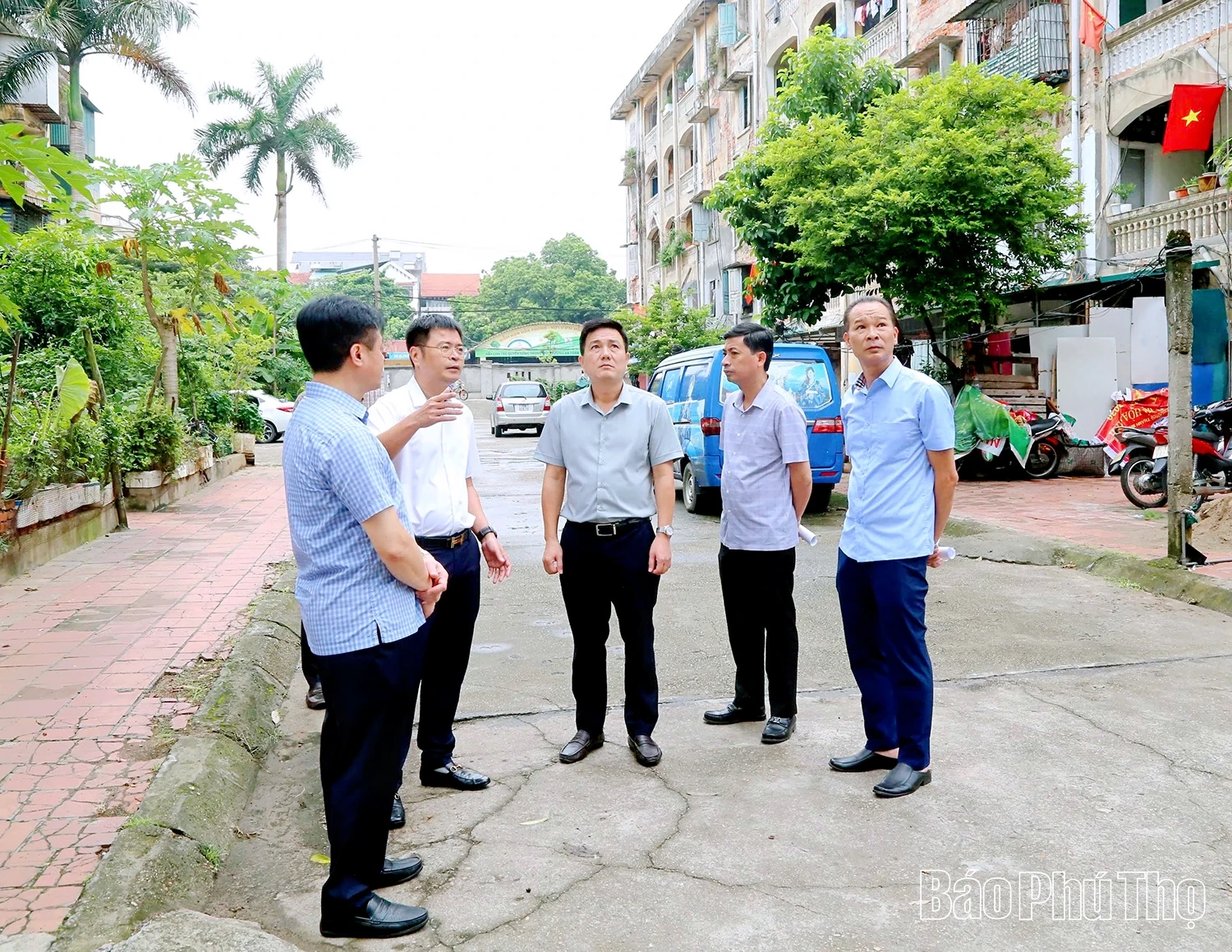 Phó Chủ tịch UBND tỉnh Vũ Việt Văn kiểm tra chung cư Hòa Phong và khu chợ Trung tâm Việt Trì (cũ)